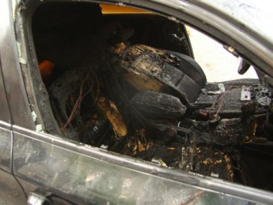 Un BMW a ars ca o torţă pe o alee din Constanţa